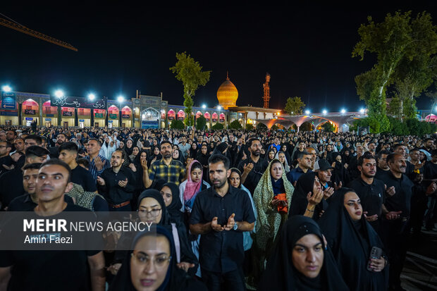 لاله گردانی شام غریبان در حرم شاهچراغ (ع)