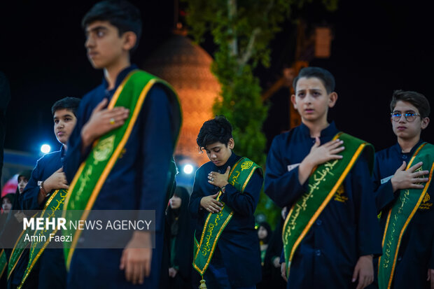 لاله گردانی شام غریبان در حرم شاهچراغ (ع)