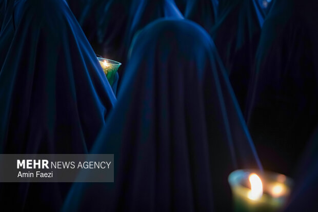 لاله گردانی شام غریبان در حرم شاهچراغ (ع)