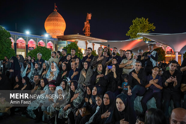 لاله گردانی شام غریبان در حرم شاهچراغ (ع)