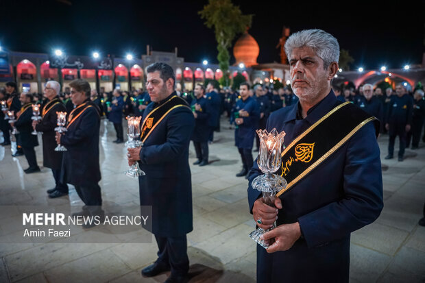 لاله گردانی شام غریبان در حرم شاهچراغ (ع)