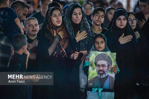 لاله گردانی شام غریبان در حرم شاهچراغ (ع)