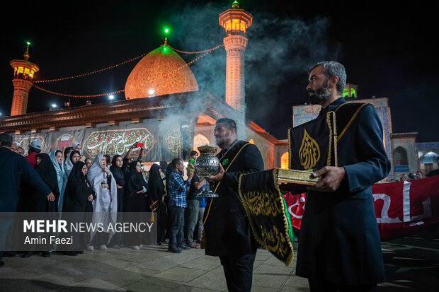 آئین لاله گردانی شام غریبان در حرم شاهچراغ(ع)