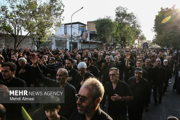 دسته عزاداری <a href='https://sayeb.ir/tag/%d8%b9%d8%b5%d8%b1-%d8%b9%d8%a7%d8%b4%d9%88%d8%b1%d8%a7'></div>عصر عاشورا</a> در <a href='https://sayeb.ir/tag/%d8%b2%d9%86%d8%ac%d8%a7%d9%86'>زنجان</a>