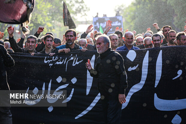 دسته عزاداری <a href='https://sayeb.ir/tag/%d8%b9%d8%b5%d8%b1-%d8%b9%d8%a7%d8%b4%d9%88%d8%b1%d8%a7'></div>عصر عاشورا</a> در <a href='https://sayeb.ir/tag/%d8%b2%d9%86%d8%ac%d8%a7%d9%86'>زنجان</a>