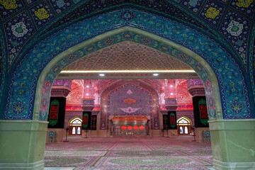 کاشی کاری صحن حضرت زینب (س) به نیت رهبر شهید در استان یزد