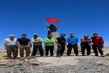 صعود کوهنوردان هیأت کوهنوردی رودشت همزمان با عاشورای حسینی