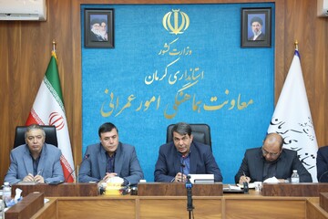 استاندار کرمان: صنایع بزرگ در اجرای نیروگاه‌های خورشیدی عقب مانده‌اند