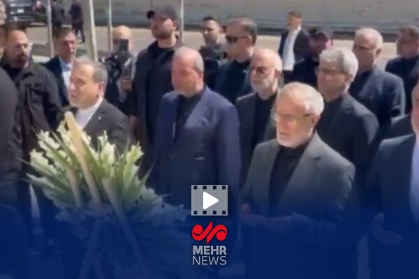 ادای احترام عراقچی در محل شهادت حاج قاسم و ابومهدی المهندس
