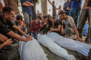 ثلاثة شهداء بينهم طفل جراء قصف بدير البلح.. والاحتلال يحرّك "الخط الأصفر"