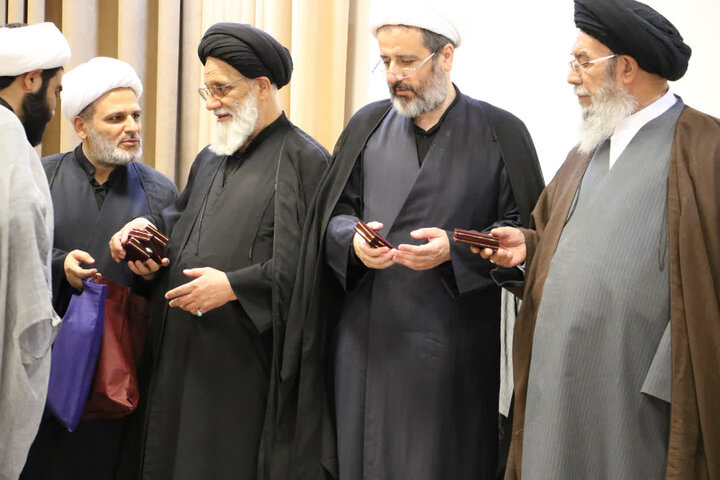 تجلیل از علمای مجاهد اصفهان در جنگ رمضان به همت دفتر آیتالله سیستانی