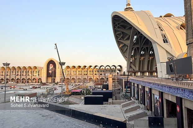 آماده سازی مصلی امام خمینی(ره) در آستانه مراسم وداع با رهبر شهید