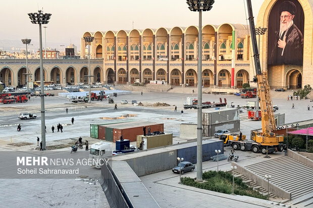 آماده سازی مصلی امام خمینی(ره) در آستانه مراسم وداع با <a href='https://sayeb.ir/tag/%d8%b1%d9%87%d8%a8%d8%b1-%d8%b4%d9%87%db%8c%d8%af'></div>رهبر شهید</a>