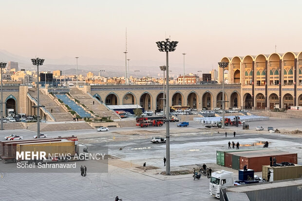 آماده سازی مصلی امام خمینی(ره) در آستانه مراسم وداع با رهبر شهید