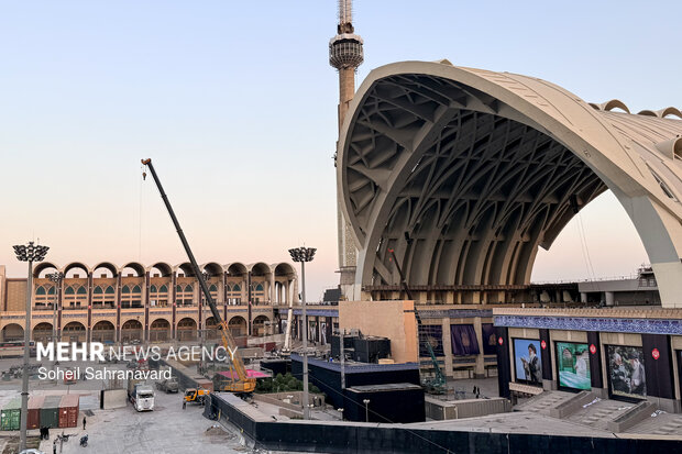 آماده سازی مصلی امام خمینی(ره) در آستانه مراسم وداع با <a href='https://sayeb.ir/tag/%d8%b1%d9%87%d8%a8%d8%b1-%d8%b4%d9%87%db%8c%d8%af'></div>رهبر شهید</a>