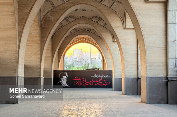 آماده سازی مصلی امام خمینی(ره) در آستانه مراسم وداع با رهبر شهید