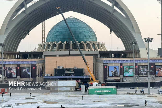آماده سازی مصلی امام خمینی(ره) در آستانه مراسم وداع با <a href='https://sayeb.ir/tag/%d8%b1%d9%87%d8%a8%d8%b1-%d8%b4%d9%87%db%8c%d8%af'></div>رهبر شهید</a>