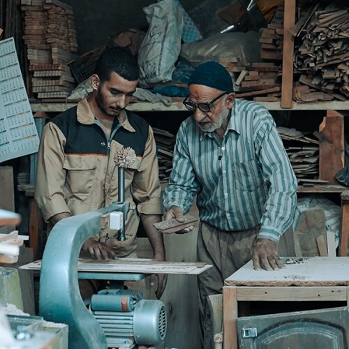 نجوای چوب در اصفهان؛ وقتی هنردست بر «منبر» مینشیند