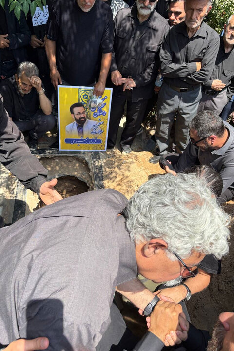 خاکسپاری پیکر زنده&zwnj;یاد فرزاد جمشیدی با حضور مجریان؛ او ترور شخصیت شد!