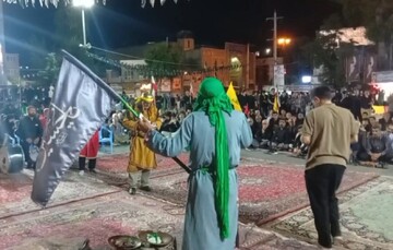 برگزاری آیین تعزیه‌خوانی محرم در میان عزاداری شبانه مردم قروه