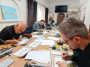 هم‌نویسی خوشنویسان به یاد رهبر شهید و دو هزار و ۴۰۰ شهید خراسان جنوبی