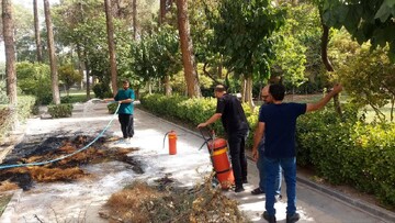اطفای حریق جزئی در فضای سبز باغ‌موزه جهانی چهلستون اصفهان