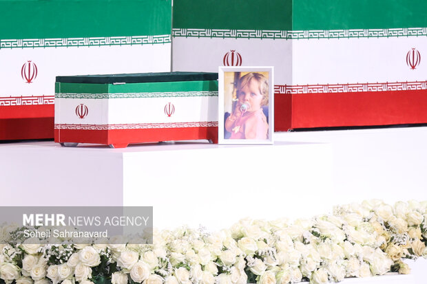 ادای احترام شخصیت‌های سیاسی و فرهنگی جهان بر پیکر رهبر شهید انقلاب