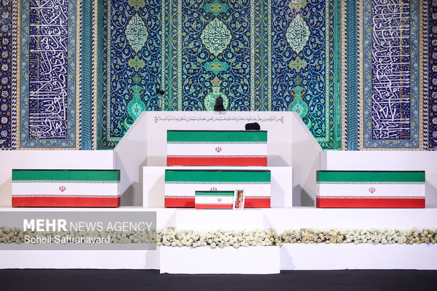 ادای احترام شخصیت‌های سیاسی و فرهنگی جهان بر پیکر رهبر شهید انقلاب