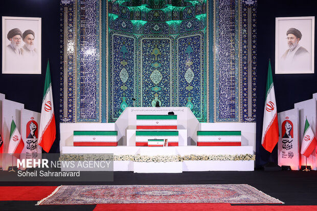 ادای احترام شخصیت‌های سیاسی و فرهنگی جهان بر پیکر رهبر شهید انقلاب