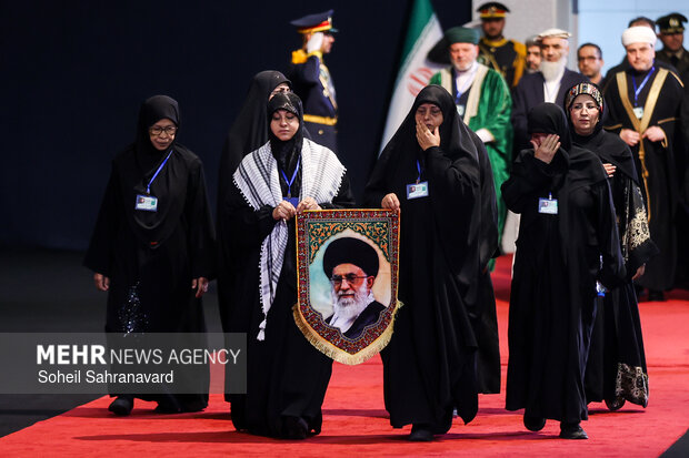 ادای احترام شخصیت‌های سیاسی و فرهنگی جهان بر پیکر رهبر شهید انقلاب