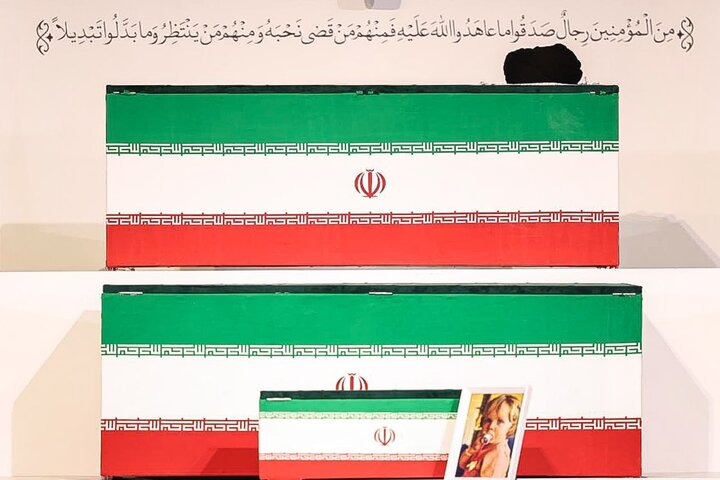تصاویری از پیکر مطهر رهبر شهید انقلاب اسلامی و شهدای خانواده ایشان در جایگاه ادای احترام هیئتها و شخصیتهای خارجی در مصلای تهران