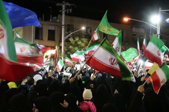 ملت ایران پای نظام جمهوری اسلامی ایستاده‌اند