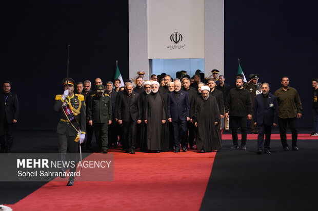 ادای احترام سران قوا به پیکر رهبر شهید انقلاب