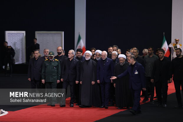 ادای احترام سران قوا به پیکر رهبر شهید انقلاب