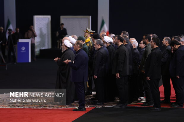 ادای احترام سران قوا به پیکر رهبر شهید انقلاب