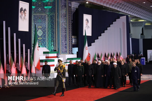 ادای احترام سران قوا به پیکر رهبر شهید انقلاب