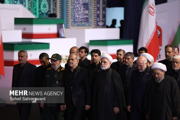 ادای احترام سران قوا به پیکر رهبر شهید انقلاب