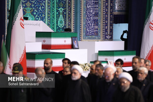 ادای احترام سران قوا به پیکر رهبر شهید انقلاب