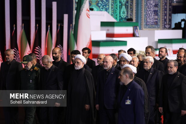 ادای احترام سران قوا به پیکر رهبر شهید انقلاب