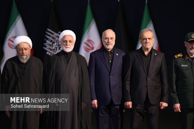 ادای احترام سران قوا به پیکر رهبر شهید انقلاب