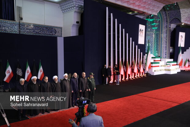 ادای احترام سران قوا به پیکر رهبر شهید انقلاب