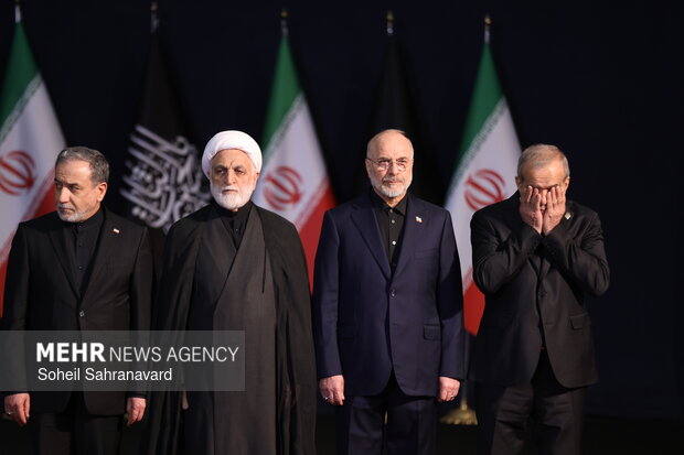 ادای احترام سران قوا به پیکر رهبر شهید انقلاب