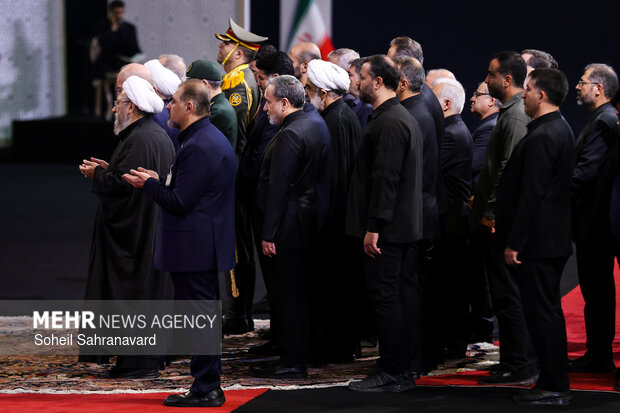 ادای احترام سران قوا به پیکر رهبر شهید انقلاب
