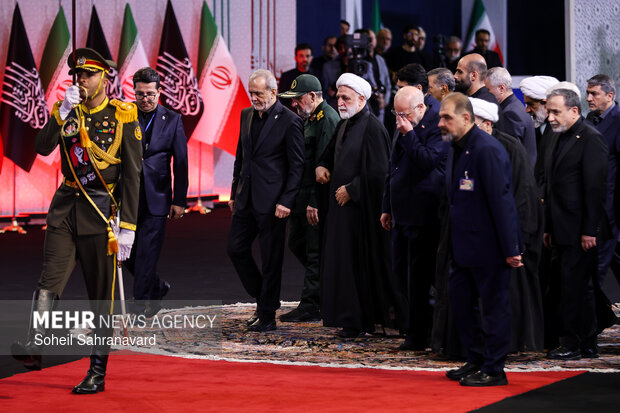 ادای احترام سران قوا به پیکر رهبر شهید انقلاب