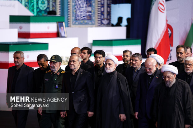 ادای احترام سران قوا به پیکر رهبر شهید انقلاب