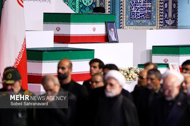 ادای احترام سران قوا به پیکر رهبر شهید انقلاب
