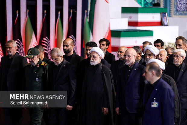 ادای احترام سران قوا به پیکر رهبر شهید انقلاب