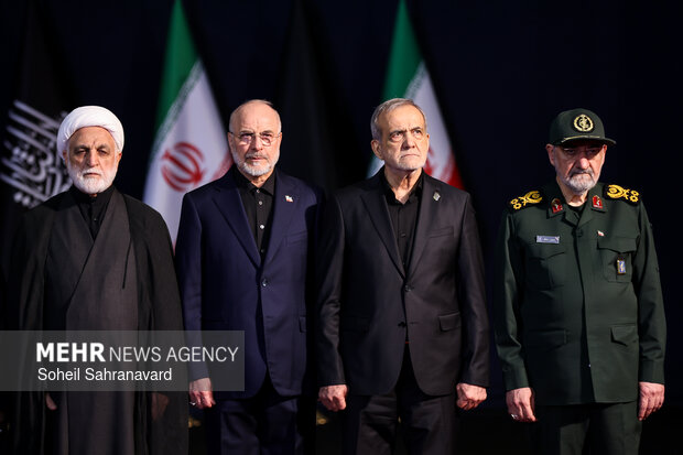 ادای احترام سران قوا به پیکر رهبر شهید انقلاب