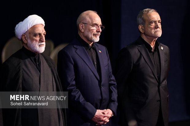 ادای احترام سران قوا به پیکر رهبر شهید انقلاب