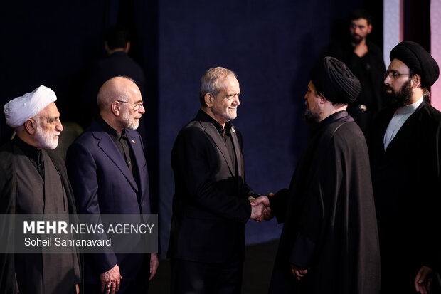 ادای احترام سران قوا به پیکر رهبر شهید انقلاب